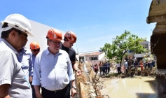 João Azevêdo no local do rompimento de um reservatório