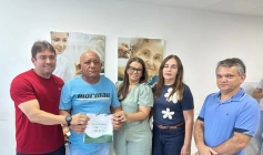 Entrega de aparelhos auditivos a pacientes da Otoclínica, em Sousa