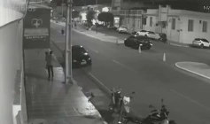 Pai sendo visto agredindo o próprio filho