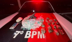 Armas de fogo e drogas apreendidas em ação da PM