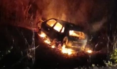 Veículo envolvido no acidente que ceifou a vida de dois jovens em Sousa consumido pelas chamas 