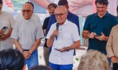 Prefeito Cícero Lucena ao lado de aliados