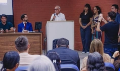 Entrega de certificados para 100 alunos nas áreas de gastronomia e costura