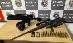 Apreensão de fuzil, submetralhadora, pistola e drogas