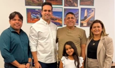 João Neto ao lado de Lucas Ribeiro, da esposa e da filha