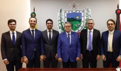 João Azevêdo fechando acordo com a Advocacia-Geral da União (AGU)