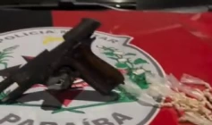 Arma e drogas apreendidas em ação da Polícia Militar