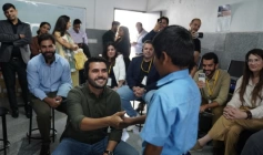 Wilson Filho ao lado de estudantes no Missão Índia