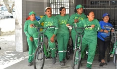 Entrega de triciclos para catadores de materiais recicláveis