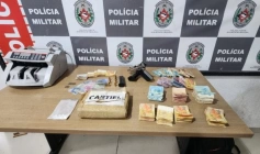 Prisão de suspeito com arma, drogas, dinheiro e moto roubada