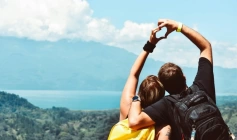 Um casal que ama ficar em casa tem desejos bem diferentes de um casal que passa o fim de semana na estrada