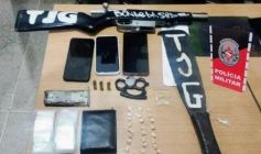 Apreensão de rifle, um carregador, munições, pedras de crack, um facão e uma soqueira