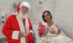 Papai Noel visita Hospital Edson Ramalho e leva alegria do Natal às mães na maternidade 