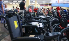 Entrega de cadeiras de rodas adaptadas