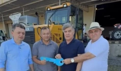 Entrega de trator de esteira e um caminhão com carroceria