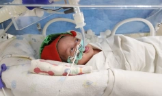 Humanização e afeto marcam ação natalina com bebês internados no Hospital Edson Ramalho