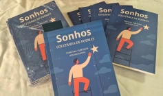  livro com coletânea de poemas escritos por socioeducandos da Fundac