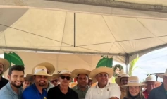 Entrega de trator para agricultores familiares de Aparecida