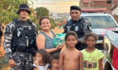 Policiais militares do 12º BPM entregam cestas básicas arrecadadas na campanha Natal Solidário 
