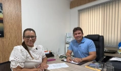 Helder Carvalho ao lado da secretária de Saúde, Jucemara Oliveira