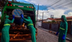 Agentes da Autarquia Especial Municipal de Limpeza Urbana (Emlur)