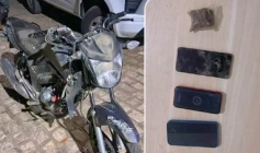 Moto, celulares e maconha apreendidos em ação da PM