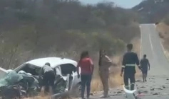 Colisão frontal entre carro e carreta