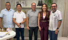 Amanda Silveira recepcionando o diretor do Fórum José Mariz, juiz Alexandre Trineto