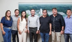 Gervásio Maia e lideranças de Pilões ao lado de Deusdete Queiroga