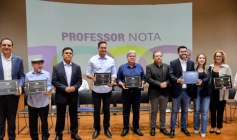 Entrega premiação a professores e escolas