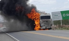 ônibus da empresa Santa Cruz pega fogo 