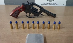 Arma e munições apreendidas em ação da PM