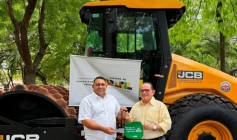 Prefeito de Aparecida, João Neto recebendo a nova máquina compactadora