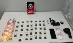 Arma e drogas apreendidas em ação da PM