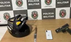 Faca e simulacro apreendidos em ação da PM, na capital 