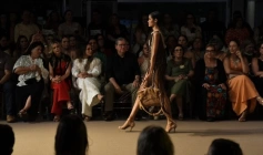 João Azevêdo prestigiando o desfile do artesanato