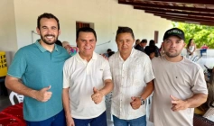 Wilson Santiago recebendo apoio do prefeito de Serra Grande, Vicente Neto