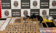 Armas e drogas apreendidas em ação da polícia militar em João Pessoa 