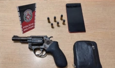 Arma e munições apreendidas em ação da PM