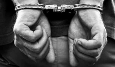 Homem preso pela polícia militar 