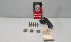 Arma, munições e droga apreendidas em ação da PM