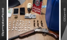 Arma, munições e drogas apreendidas em ação da PM