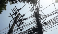 Fiações nos postes de Santa Rita 