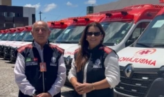 Secretária de saúde de Sousa recebendo nova ambulância do SAMU 