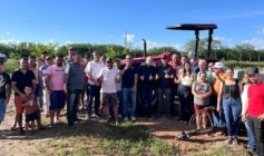 Gervásio Maia entrega trator e implementos agrícolas a agricultores de Taperoá