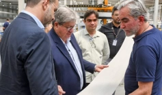 João Azevêdo na inauguração de fábrica de pisos e painéis vinílicos