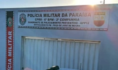 Prisão de homem após espancar mulher e ameaçá-la com enxada