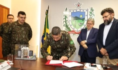 João Azevêdo assinando protocolo de cooperação com o Exército