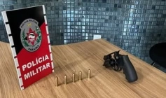 Arma e munições apreendidas em ação da PM
