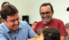 Helder Carvalho entrega óculos a estudantes pelo programa Mais Visão Educação